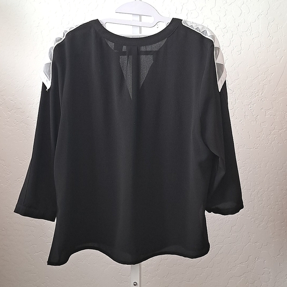 Covington Dressy Black Top With Shoulder Accents Size XLP - Picture 2 of 7